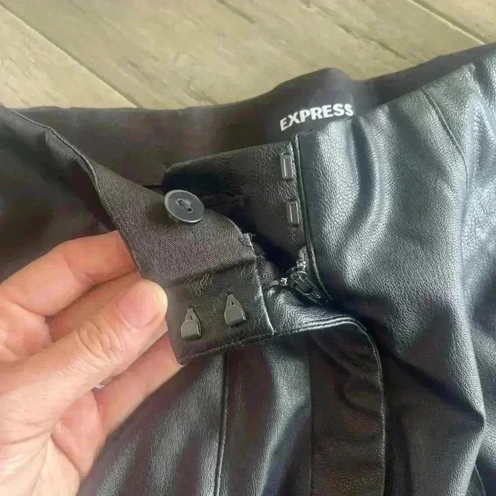 EXPRESS | Faux Leather Stretchy pants - Picture 4 of 6